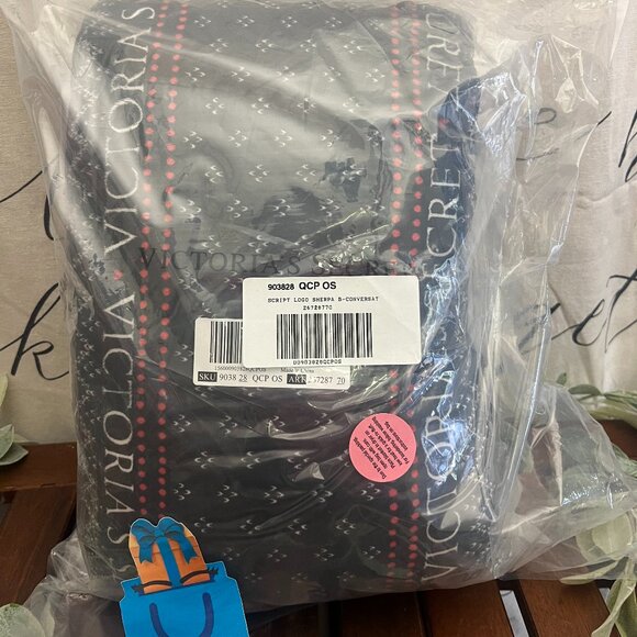 VICTORIA’S SECRET SHERPA  Cozy Fleece Blanket HOLIDAY 2023,  New  VS Sherpa - Picture 2 of 4